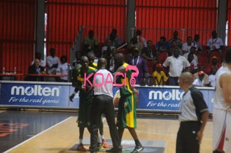 Afrobasket 2013: Les supporters sénégalais jettent des projectiles et un joueur tente de tabasser l'arbitre !